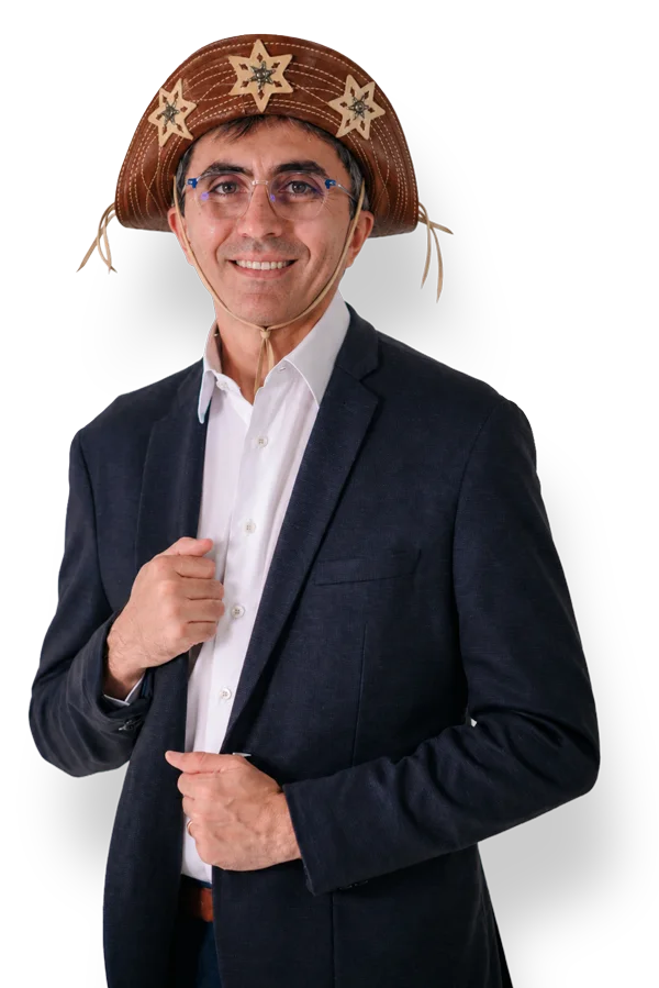Marco Holanda de chapéu de palha, sorrindo