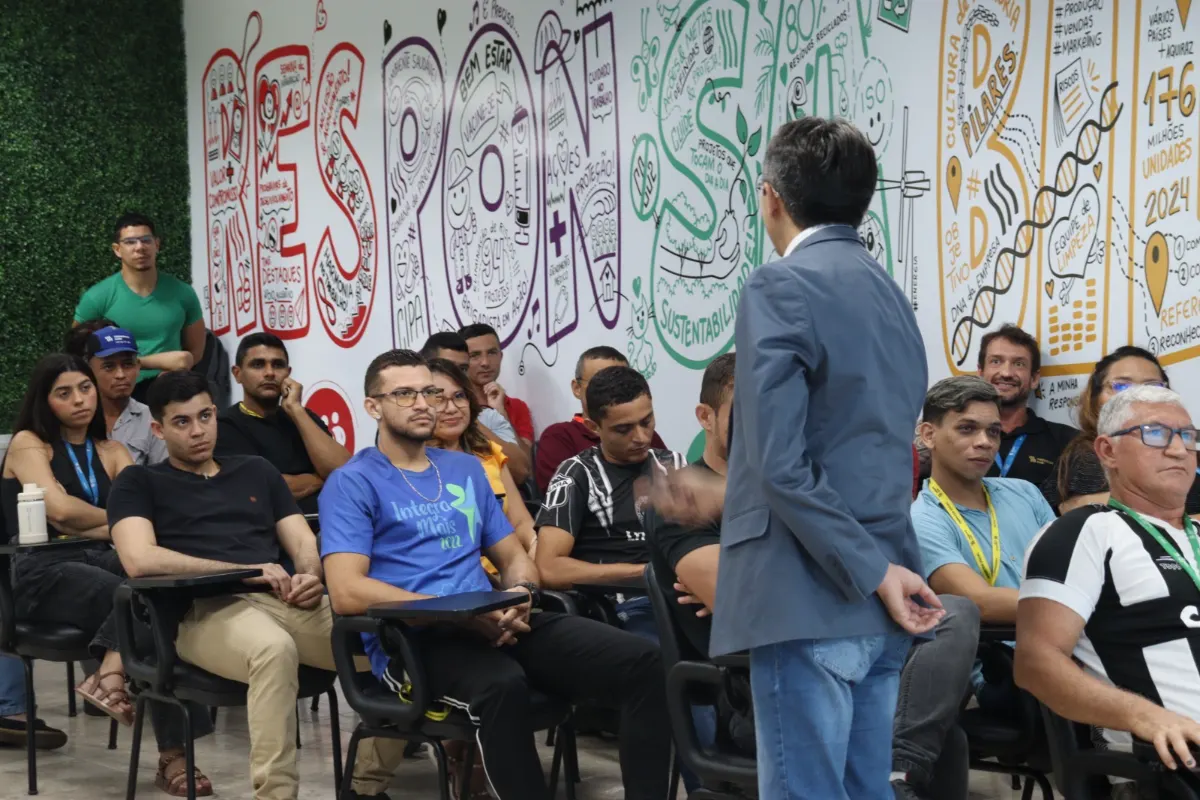 Marco conversando de perto com uma equipe durante a palestra