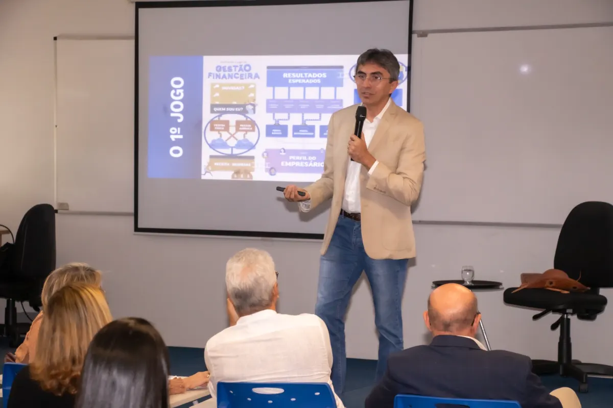 Retrato de Marco Holanda com microfone durante uma palestra